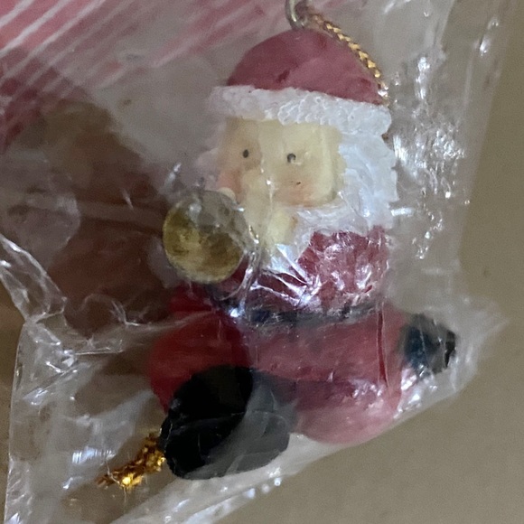 Yuletide, Vintage 1996 Sitting Santa Claus with Horn Ceramic Painted Ornament - Picture 4 of 4